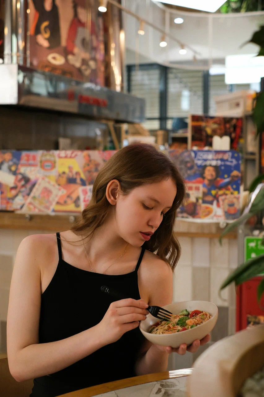 Гостья OmNomNom пробует блюдо в KazanMall